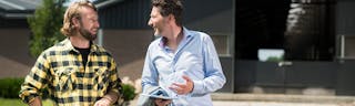 Adviseur geeft advies over agrarische bedrijfsmiddelenverzekering