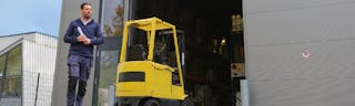 man buiten bedrijfsgebouw met heftruck