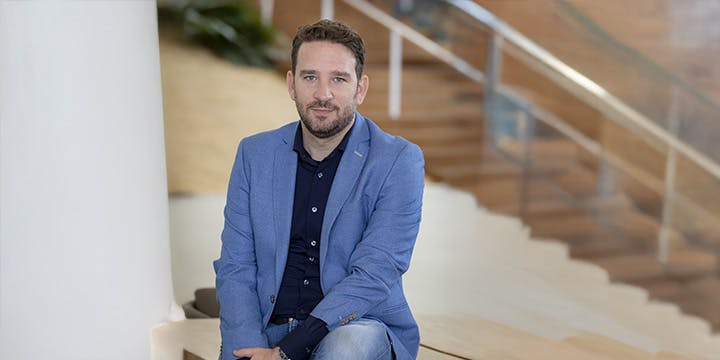 Collega Joost zit op trap