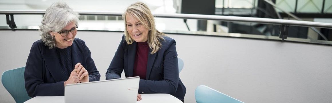 2 vrouwen achter laptop