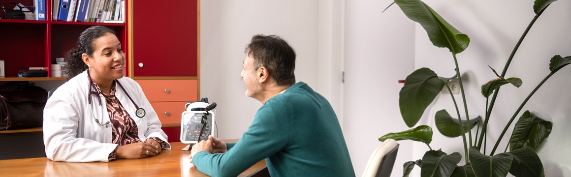 man aan tafel bij dokter