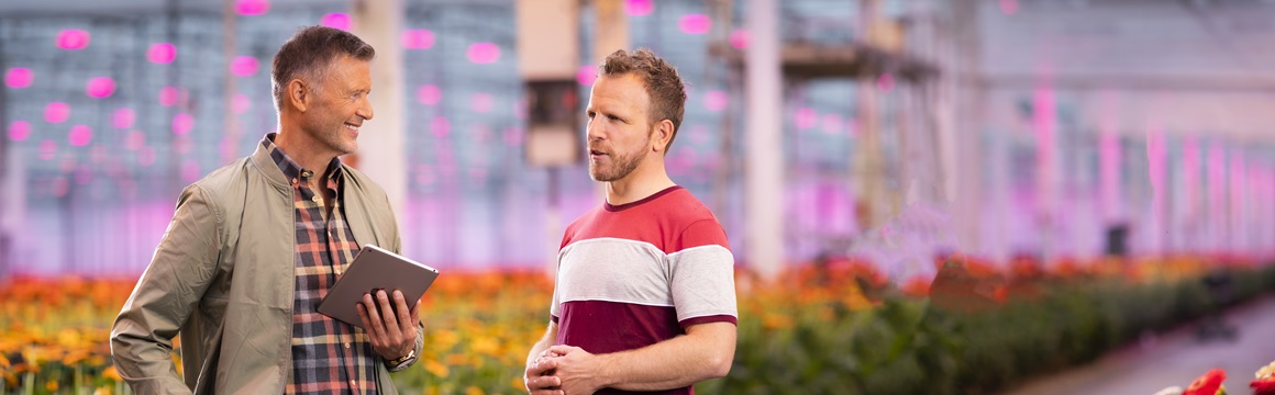 adviseur en ondernemer in gesprek in kas