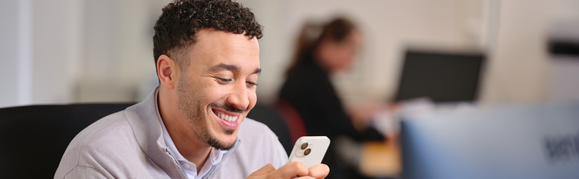 man lachend op zijn mobiele telefoon