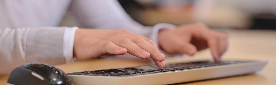 man met 2 handen typend op toetsenbord