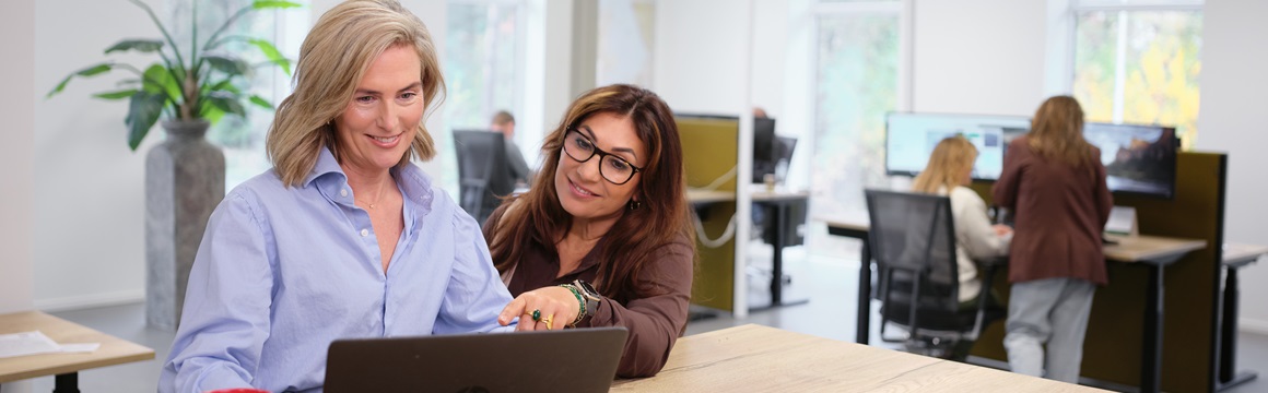 2 vrouwen achter laptop