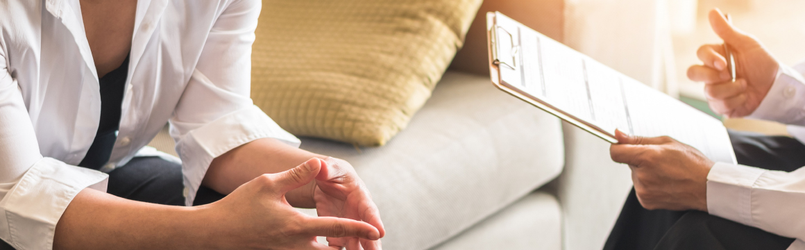 adviseur vrouw bij dokter