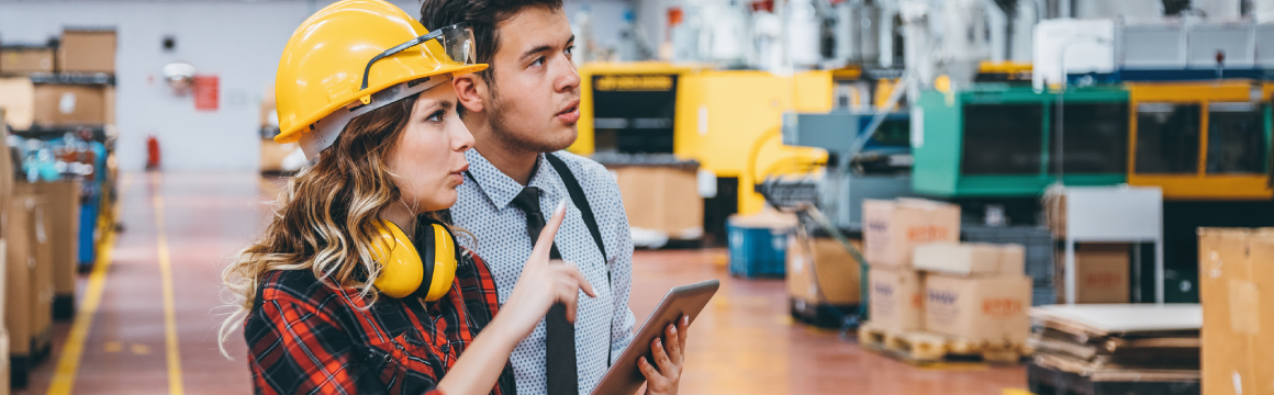 vrouw man in magazijn