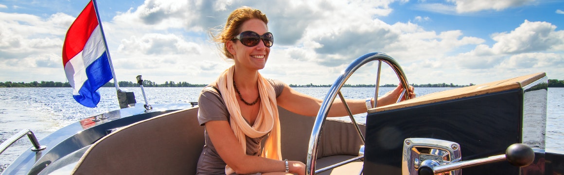 vrouw bestuurt boot