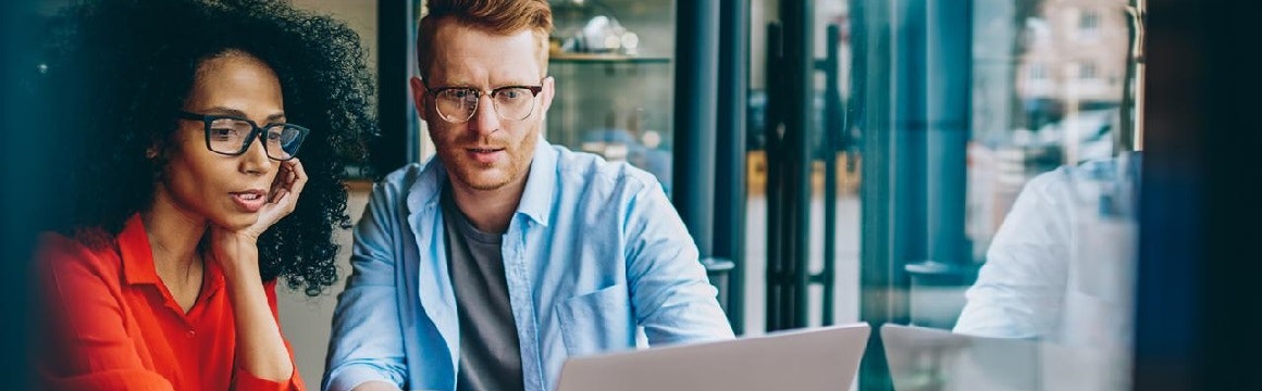 vrouw man laptop