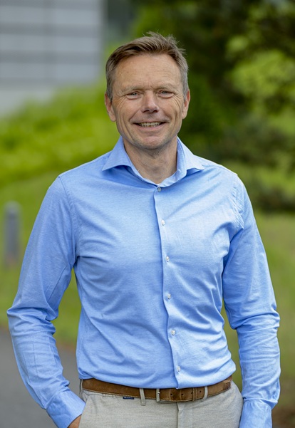 Arno Brons buiten staand