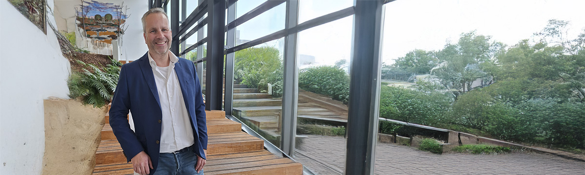 collega gerben voor trap