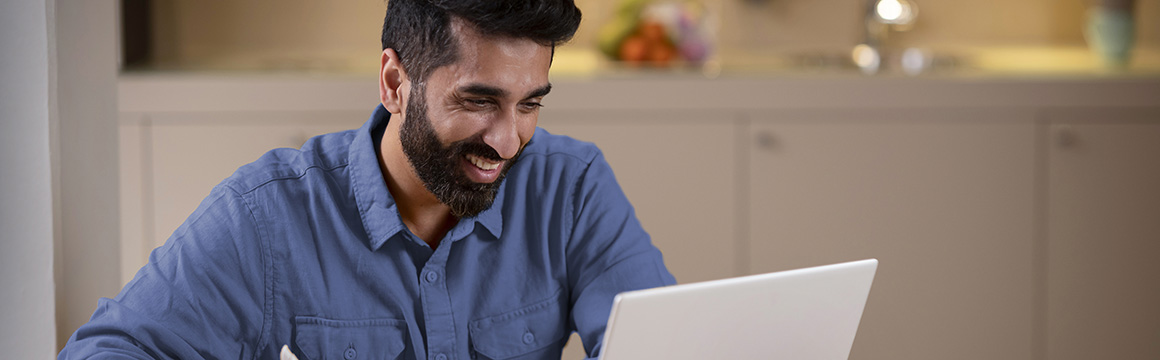 Man werkt achter laptop