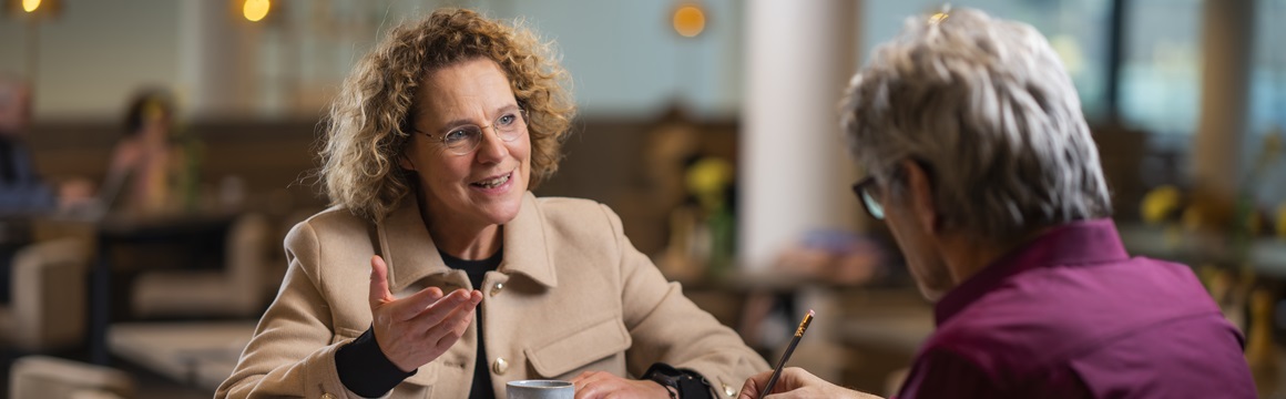 Berlinda in gesprek met een man