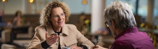 Berlinda in gesprek met een man