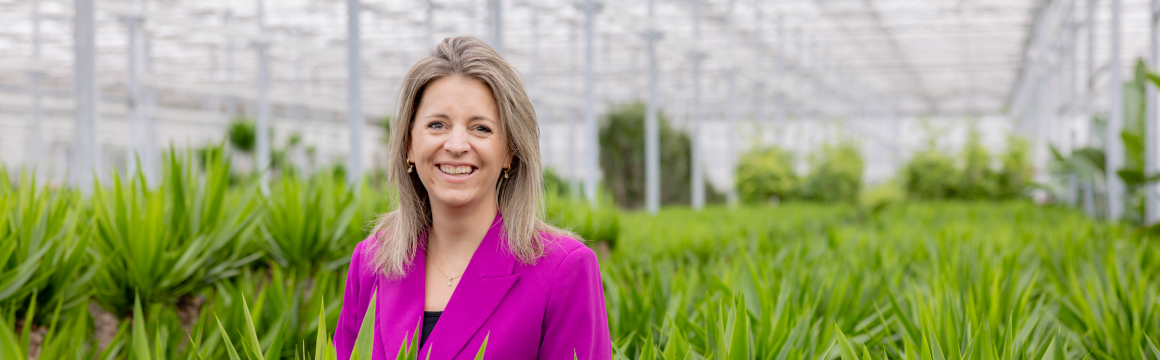 Ivana Dekkers tussen planten