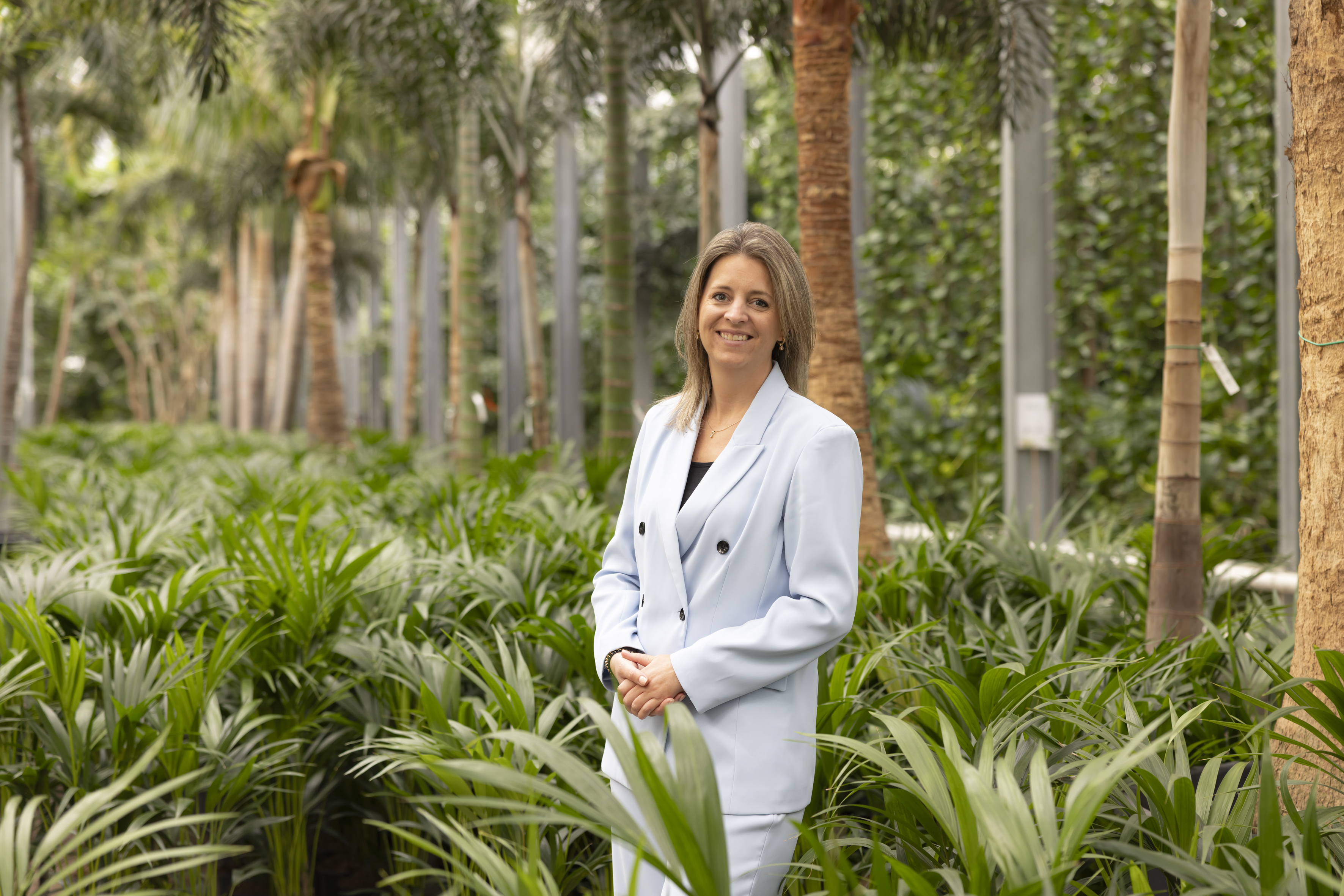 Ivana Dekkers staat tussen planten