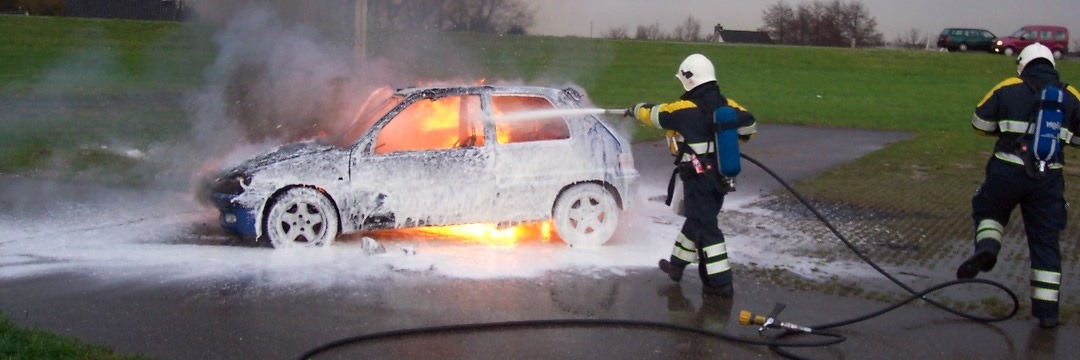 brandweermannen blussen autobrand