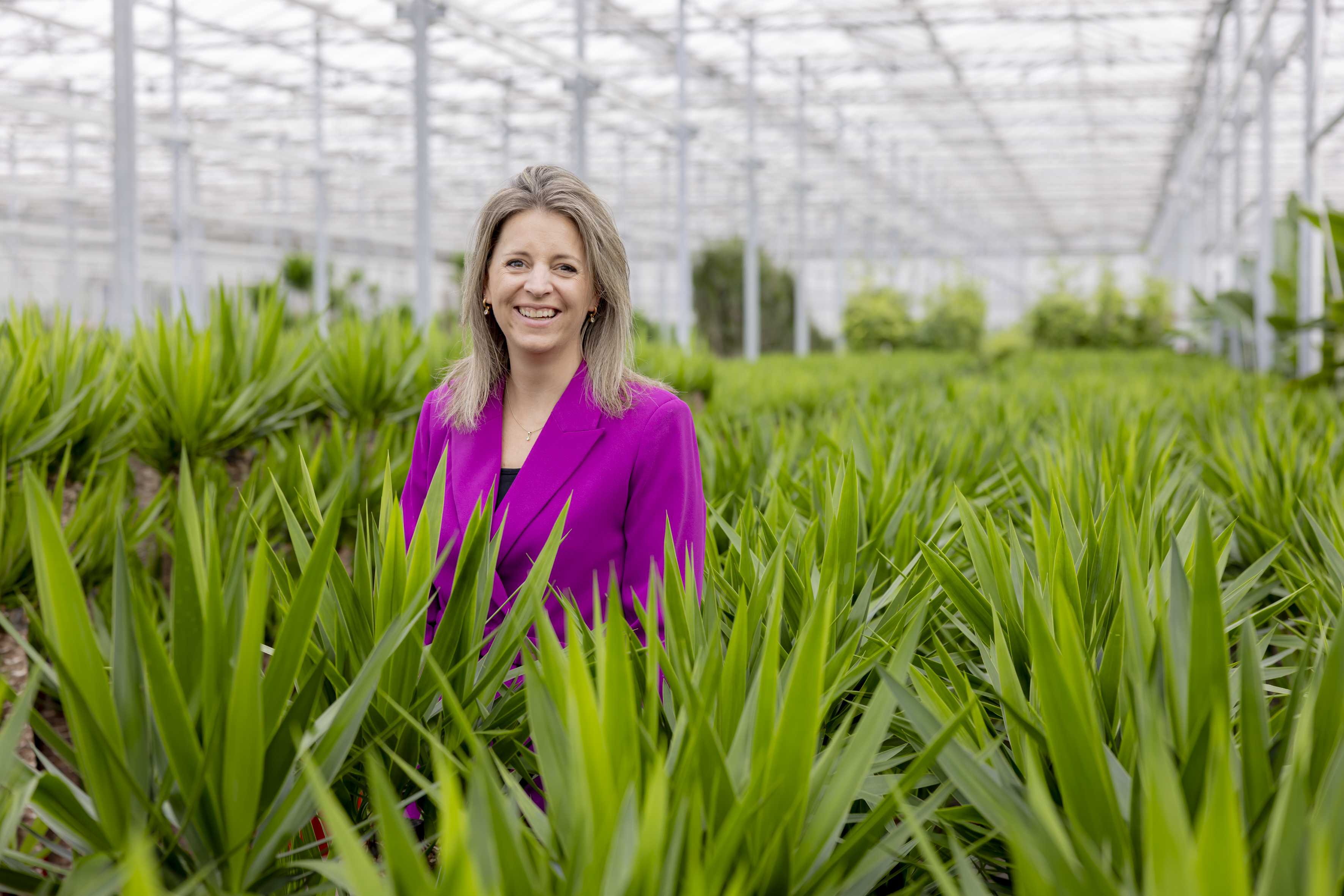 Ivana Dekkers tussen planten in kas
