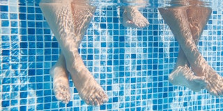 voeten bungelen in een zwembad