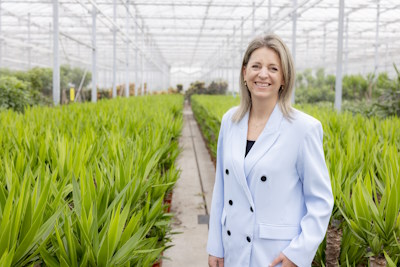 Ivana Dekkers tussen planten in kas