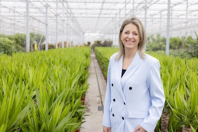 Ivana Dekkers tussen planten in kas