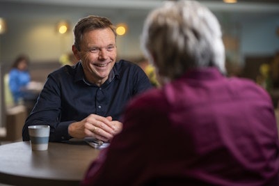 Arno Brons in gesprek aan tafel