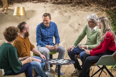 Arno Brons in gesprek met vier deelnemers