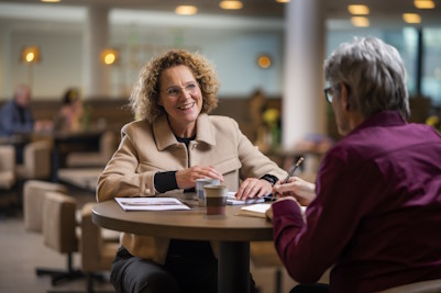 Berlinda Dijkma aan tafel in gesprek