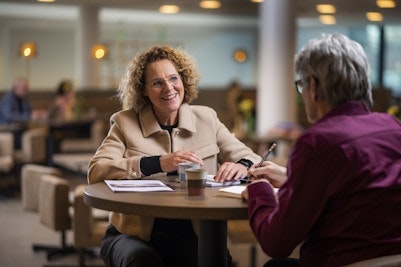Berlinda Dijkma aan tafel in gesprek