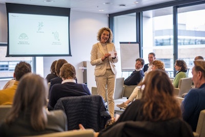 Berlinda Dijkma geeft een presentatie