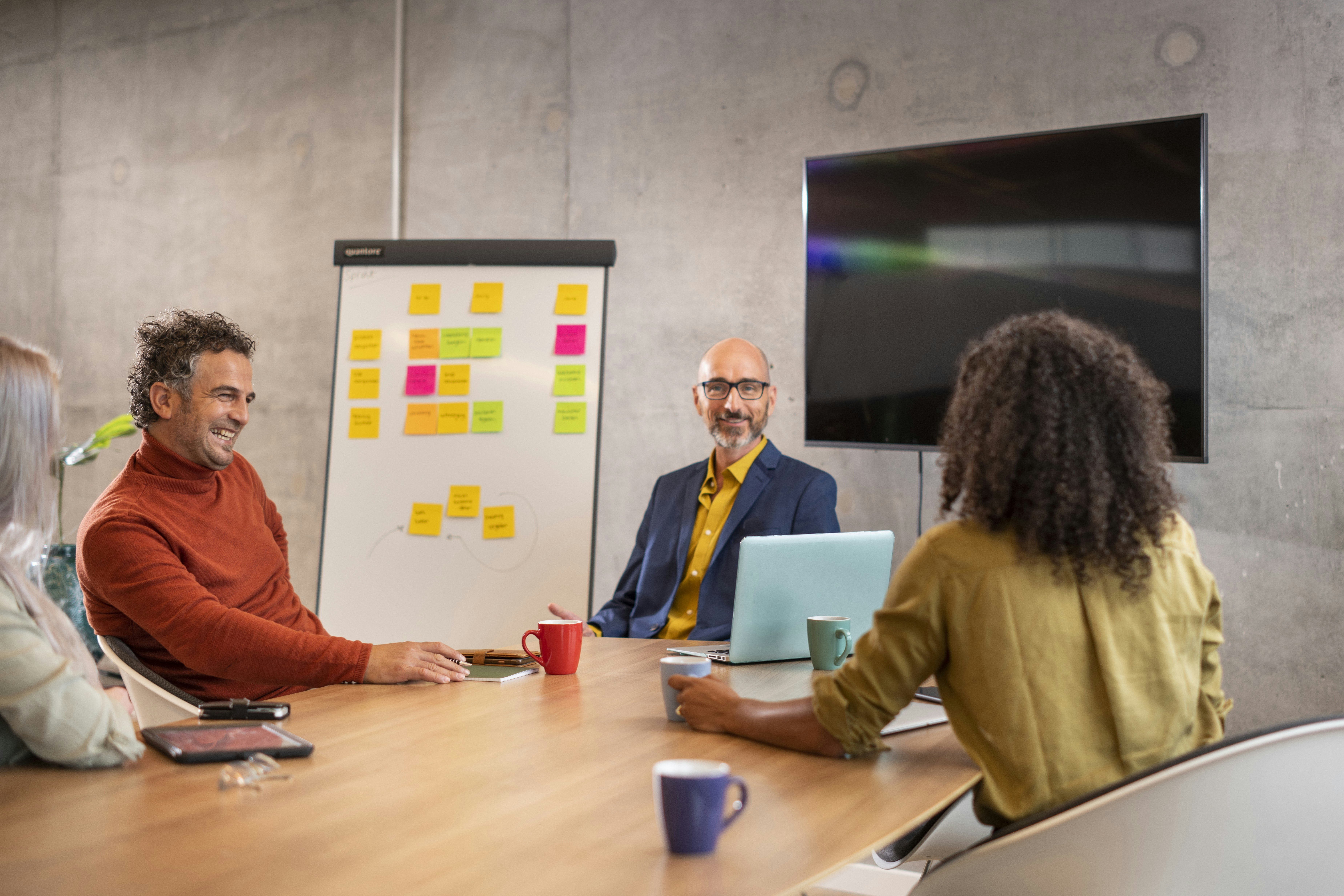 Collegas op kantoor zitten voor whiteboard