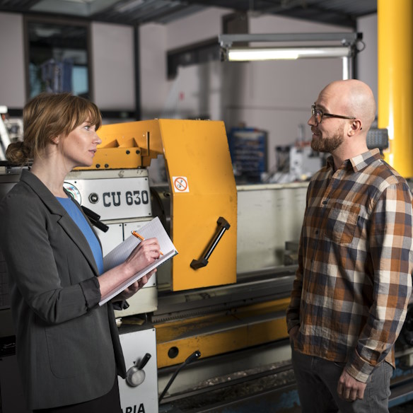 Man en vrouw inspecteren machine