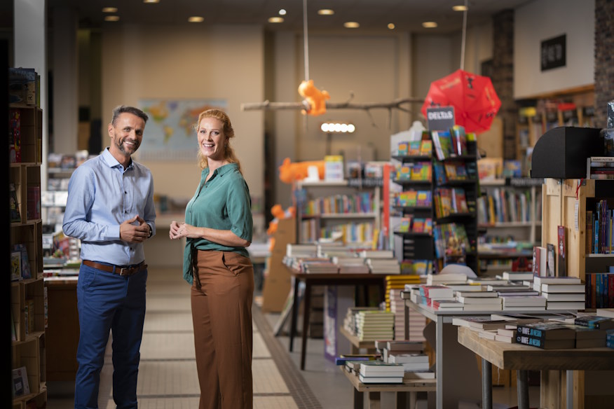 Man en vrouw staan in boekenwinkel