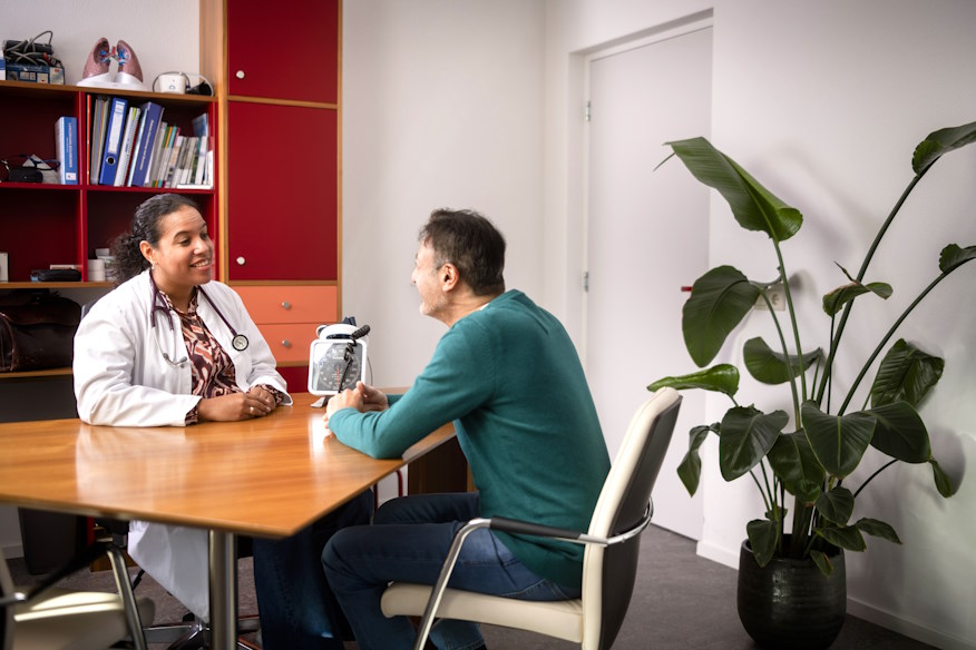 Man zit aan tafel bij dokter