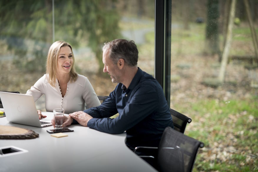Twee mensen achter laptop