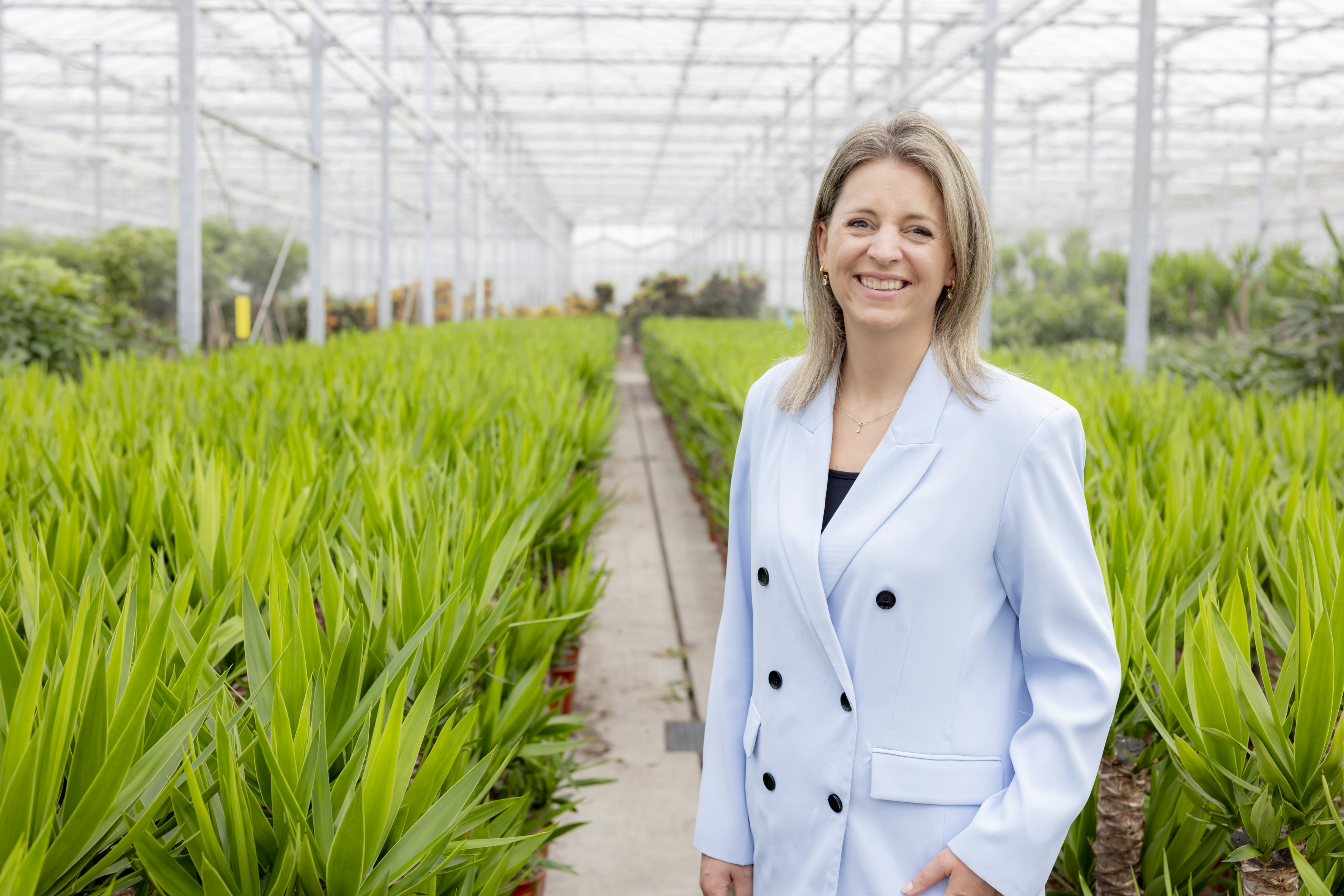 Ivana Dekkers tussen planten in kas