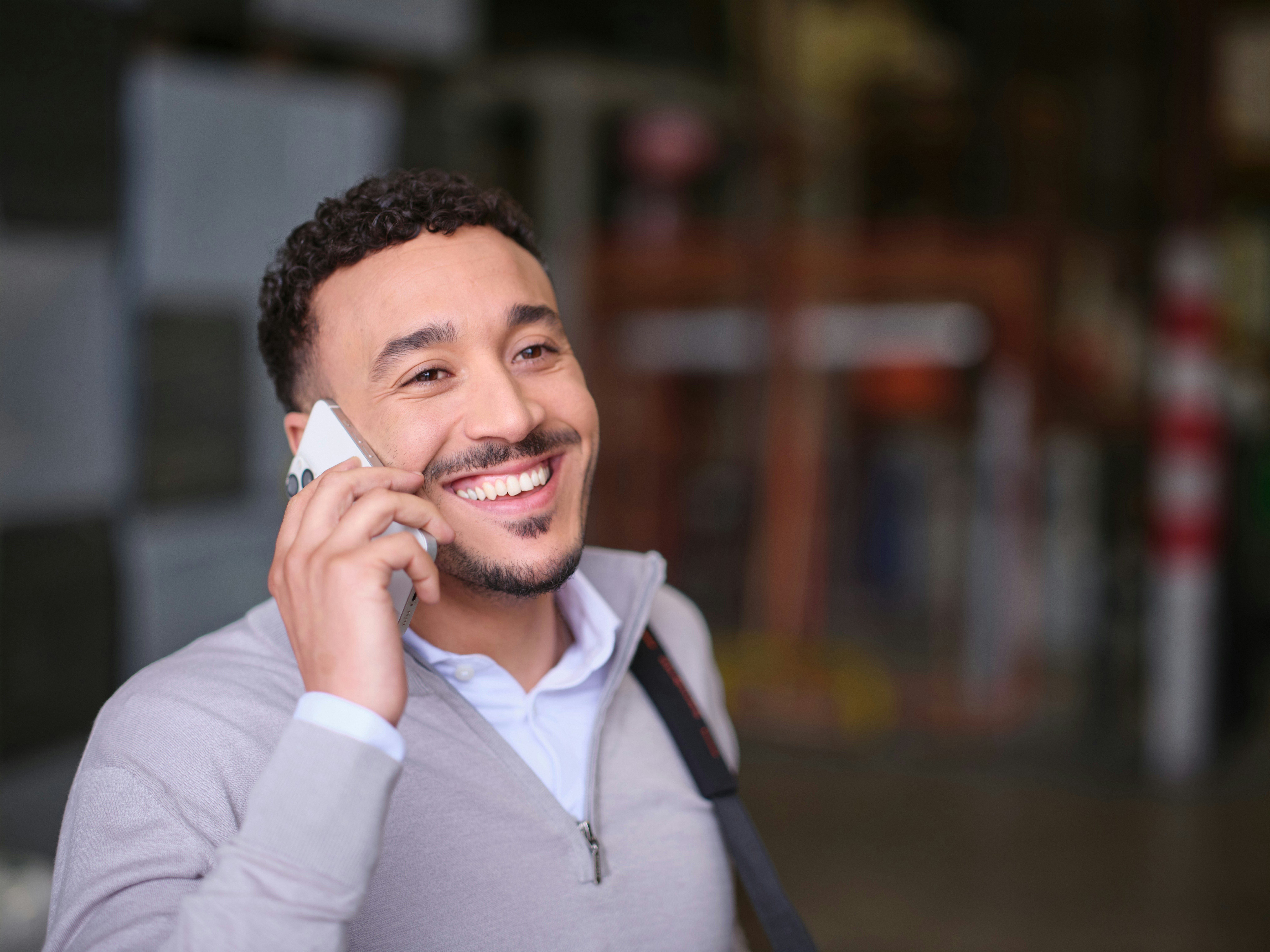 Man lacht en belt met telefoon