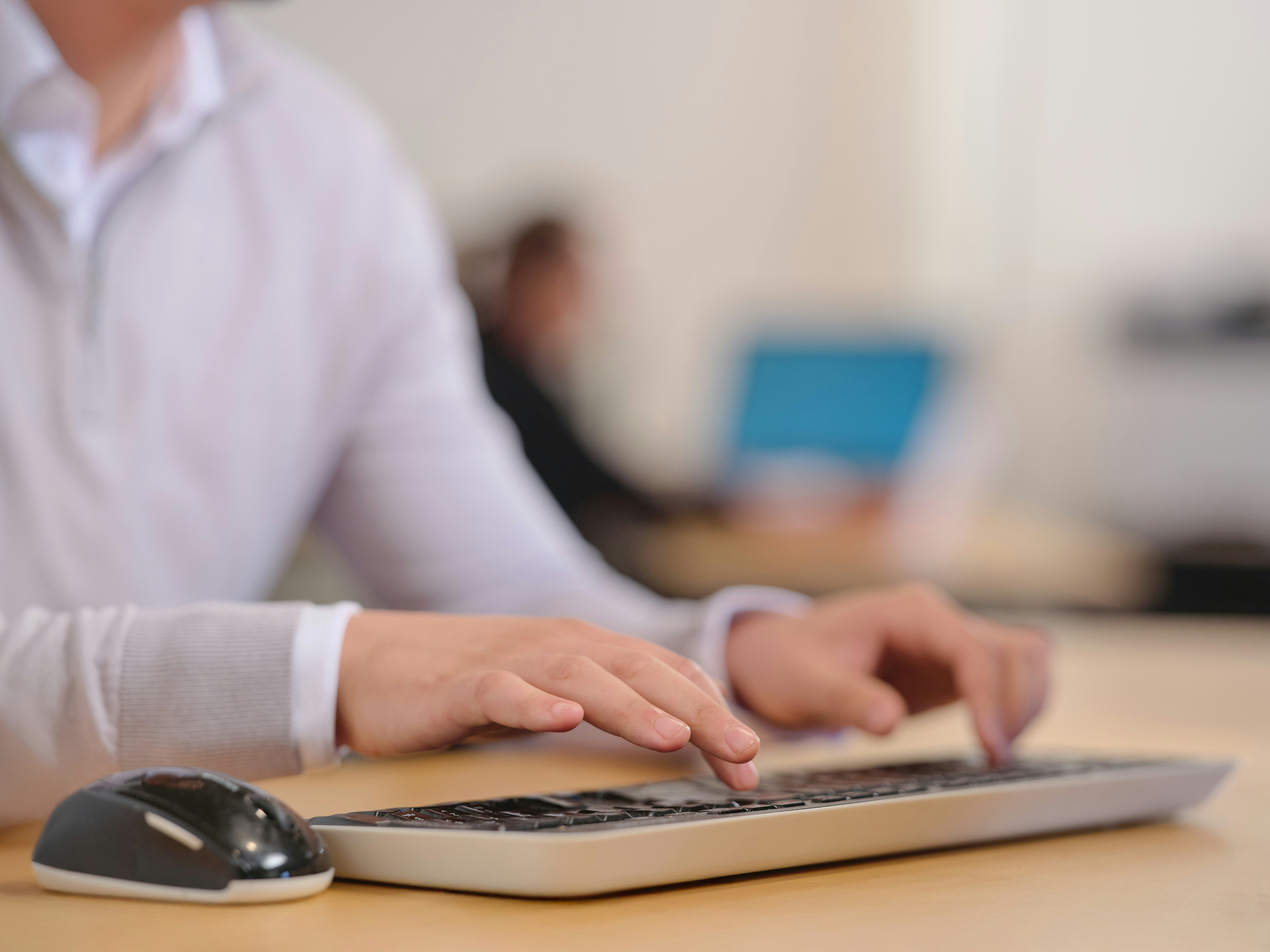 Man op kantoor achter toetsenbord