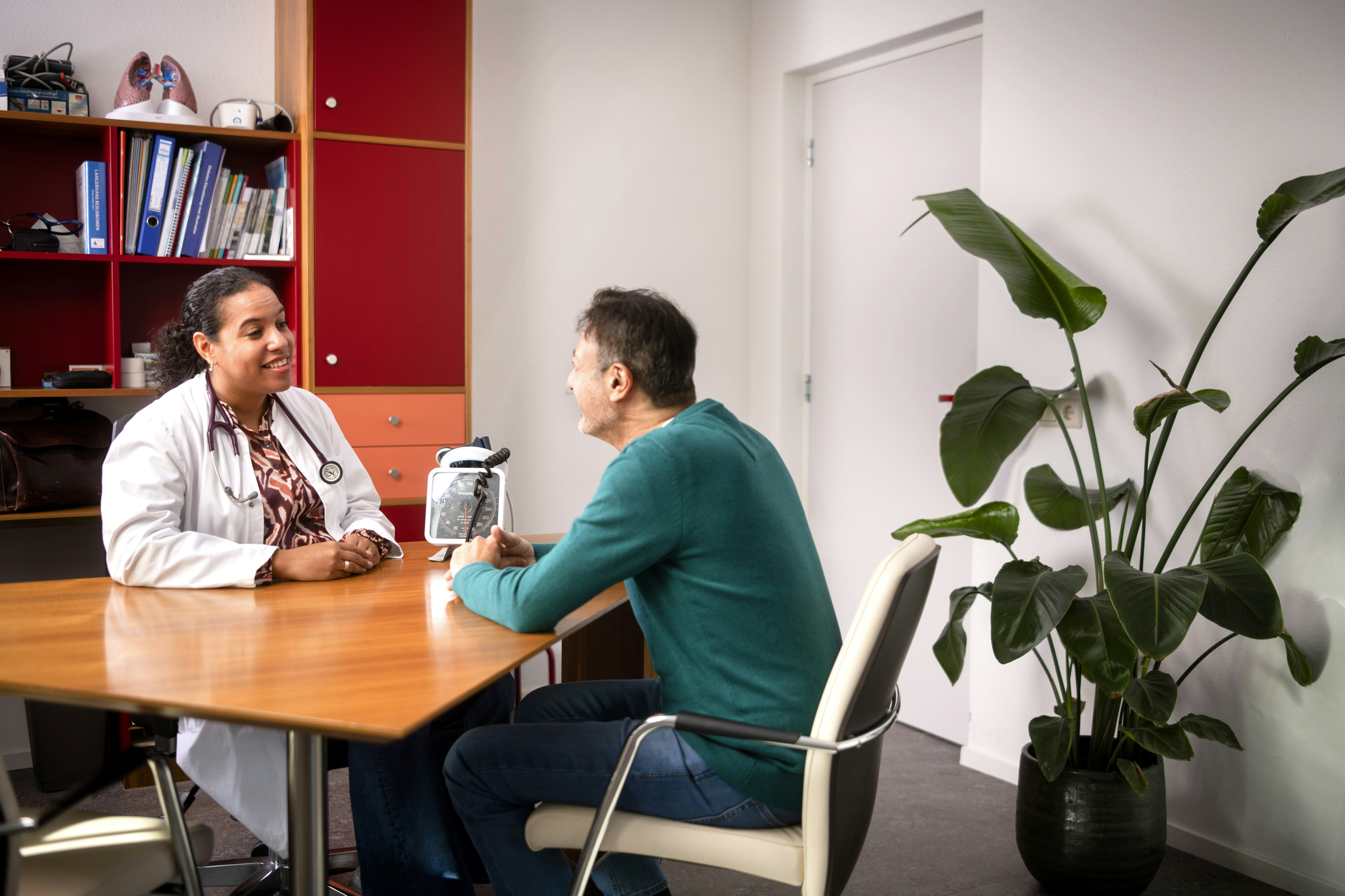 Man zit aan tafel met dokter