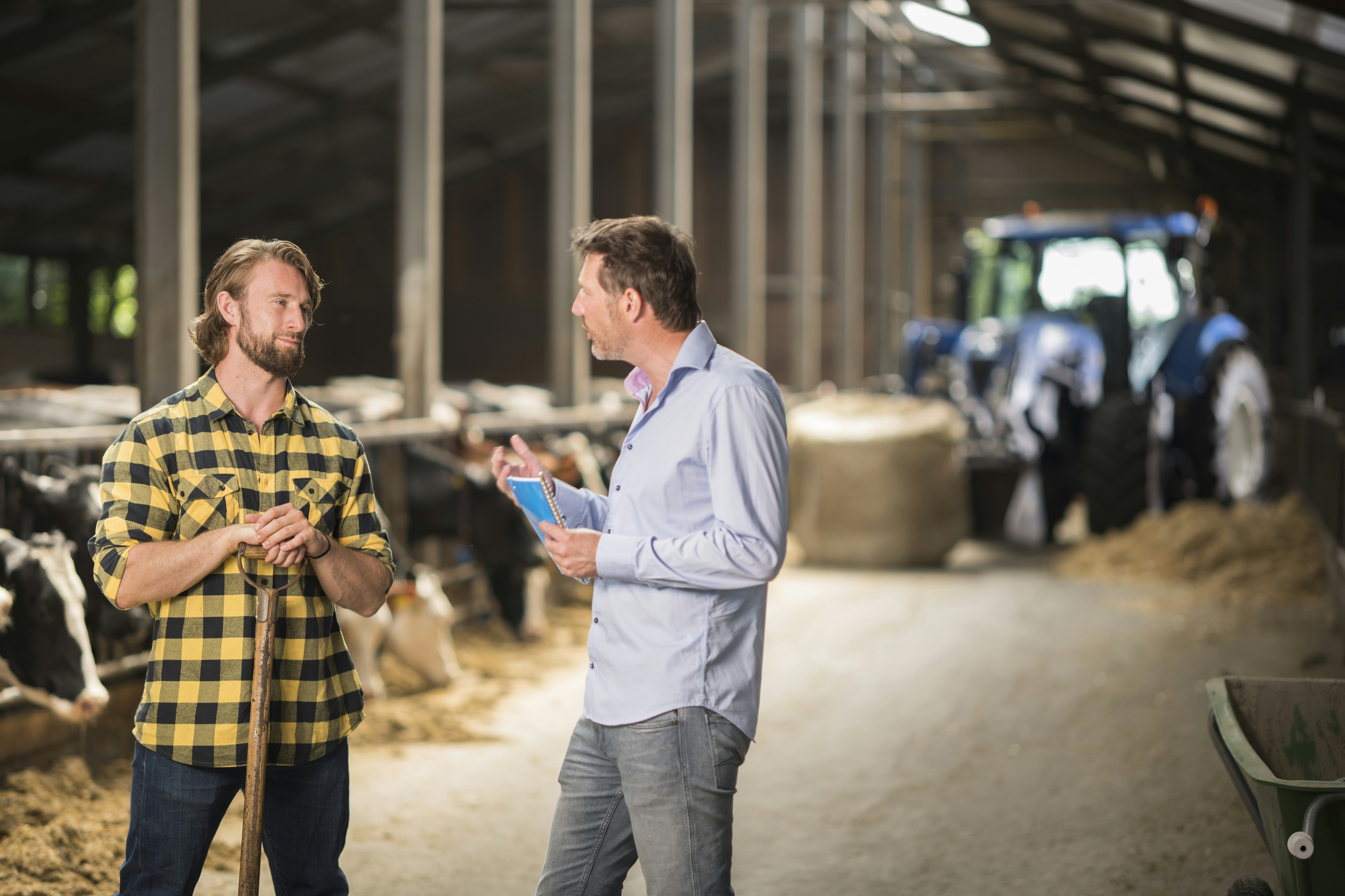 Ondernemer en adviseur in stal