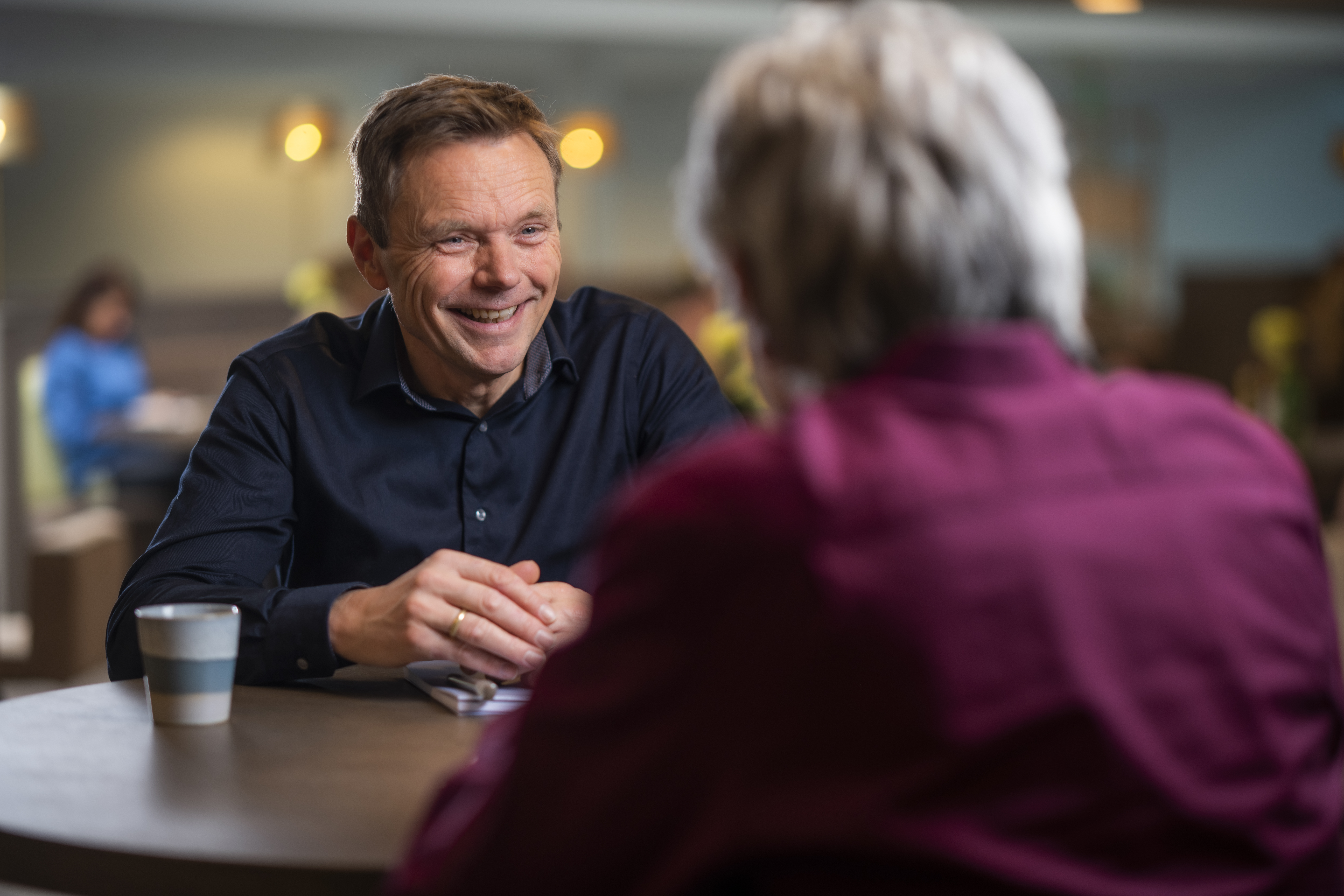 Arno Brons in gesprek aan tafel