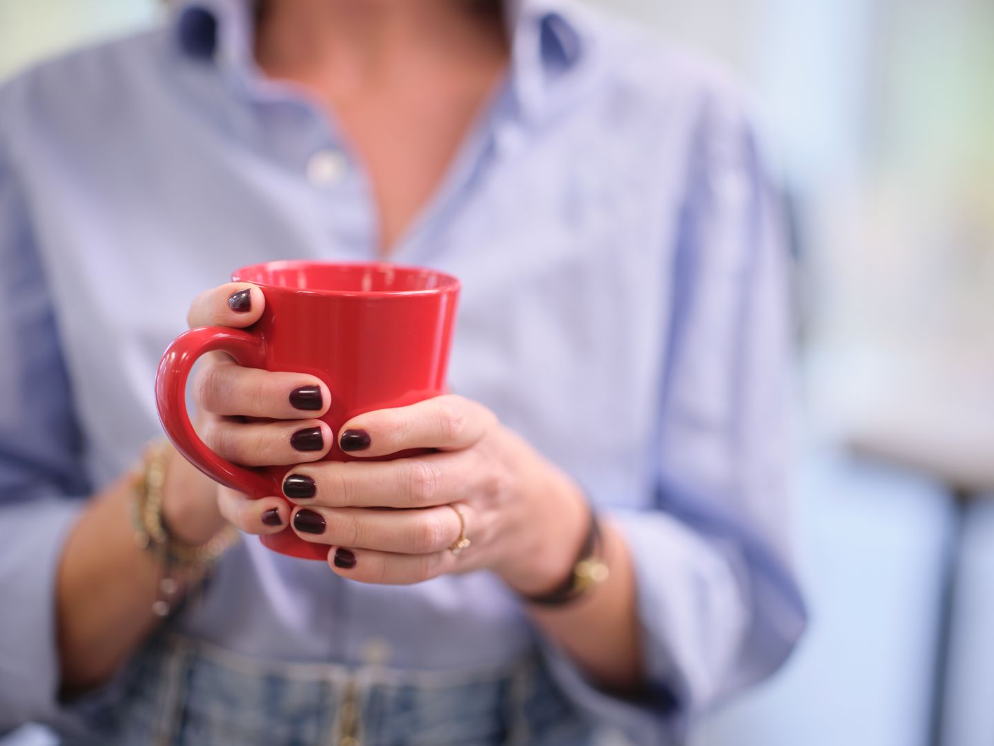 Vrouw houdt kop koffie vast