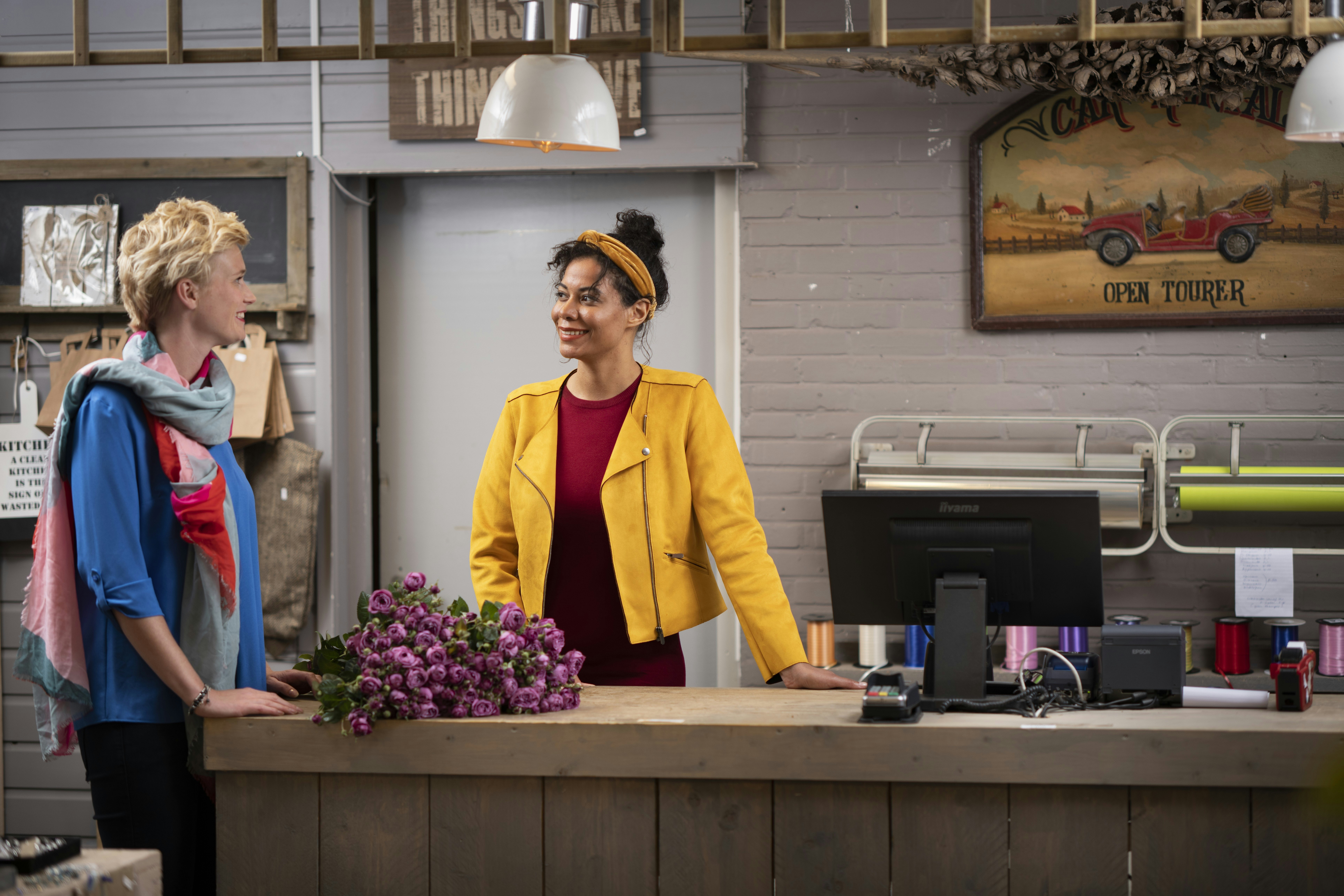 Twee vrouwen staan in bloemenwinkel