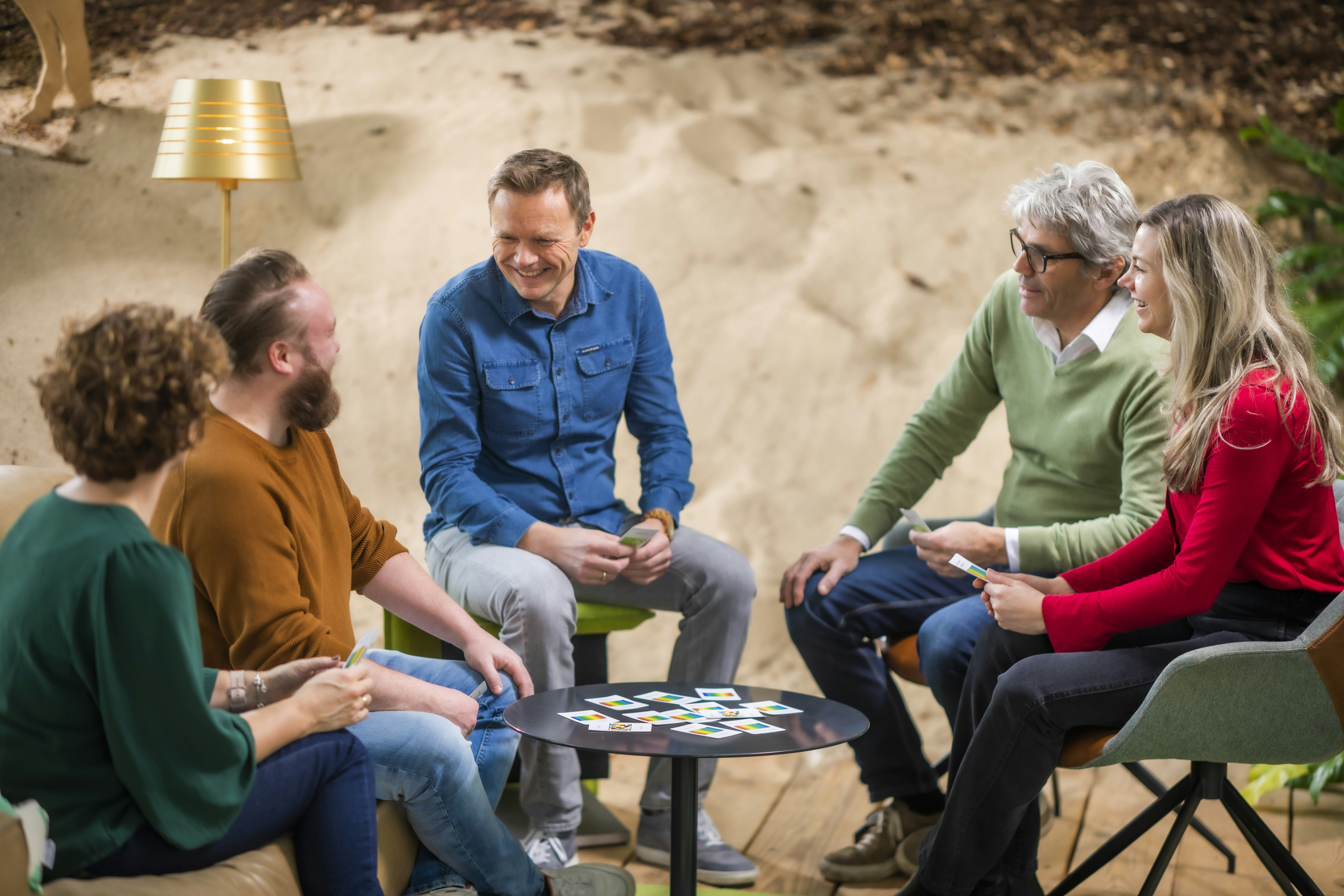 Voorzie Arno Brons in gesprek met vier deelnemers
