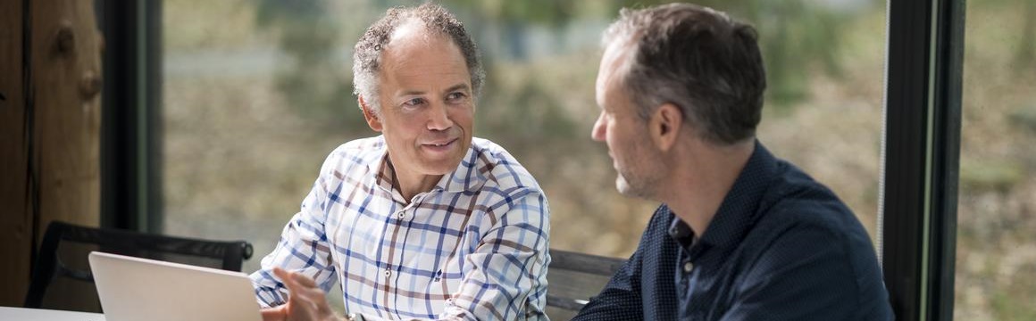 adviseur in gesprek achter laptop