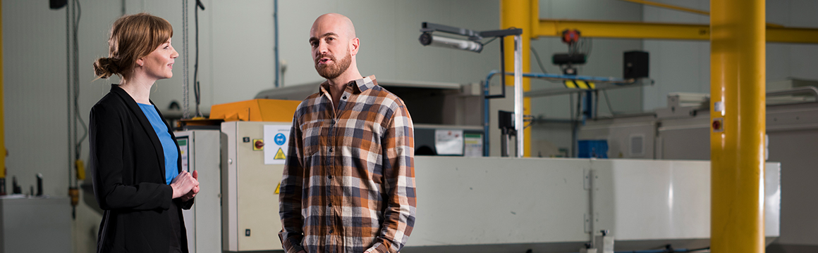 Adviseur geeft ondernemer advies over roerende zaken verzekering