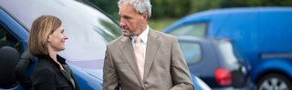 Adviseur geeft advies over WA autoverzekering