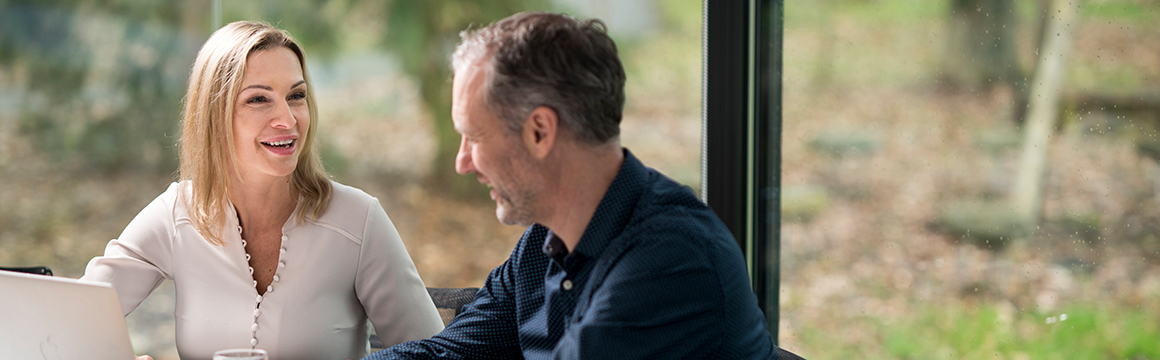 Adviseur geeft advies over WIA verzekering inkomen op peil