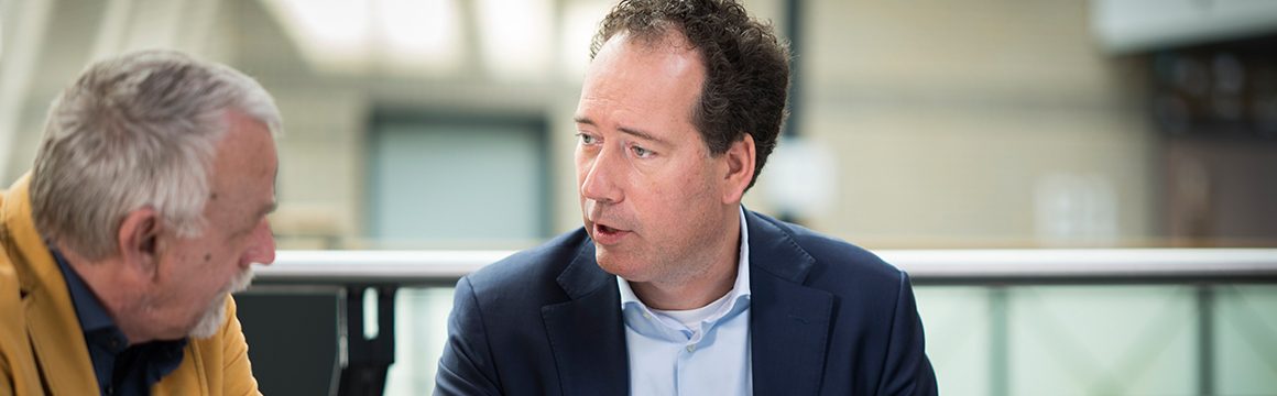 Adviseur geeft advies over WIA re-integratie