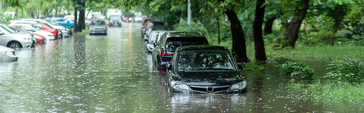 Auto's die door een overstroming vast staan in het water